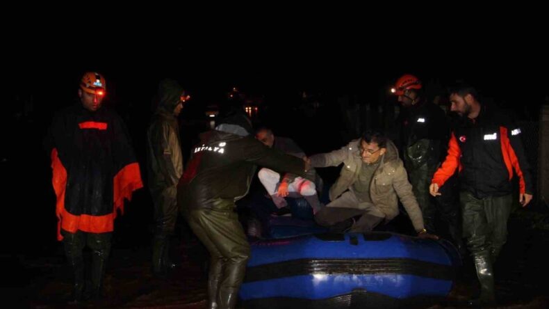 Antalya Kumluca’da Sağanak Yağış Tarım Arazilerini Sular Altında Bıraktı