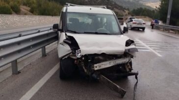 Antalya’da Bariyere Çarpan Hafif Ticari Araçta Kaza: 1 Ölü, 1 Yaralı
