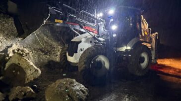 Antalya’da İstinat Duvarı Çöktü, 4 Kişi Araçta Mahsur Kaldı