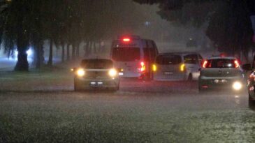 Antalya’da Sağanak Yağış Yolları Göle Döndürdü