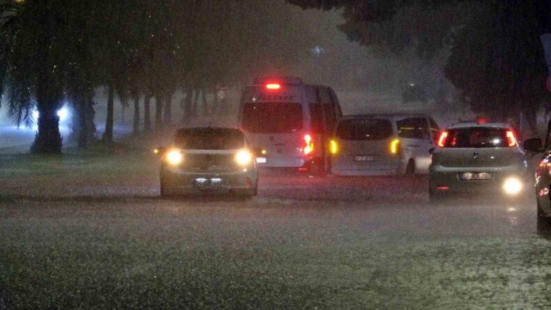 Antalya’da Sağanak Yağış Yolları Göle Döndürdü