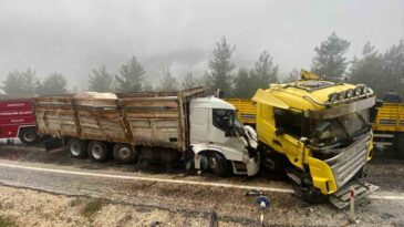 Antalya’da Tır ile Kamyon Kafa Kafaya Çarpıştı: 1 Ölü, 1 Ağır Yaralı