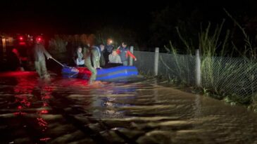 Antalya’nın Kumluca İlçesinde Sel Felaketi: Evler ve Seralar Su Bastı