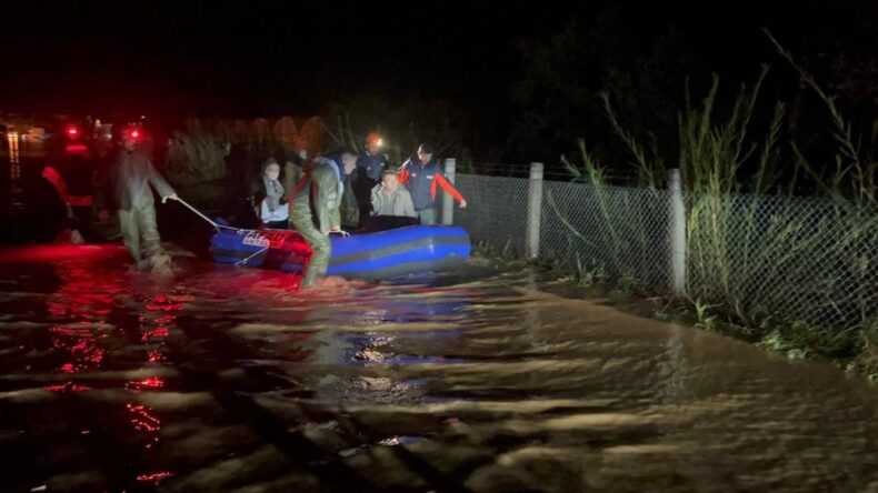 Antalya’nın Kumluca İlçesinde Sel Felaketi: Evler ve Seralar Su Bastı