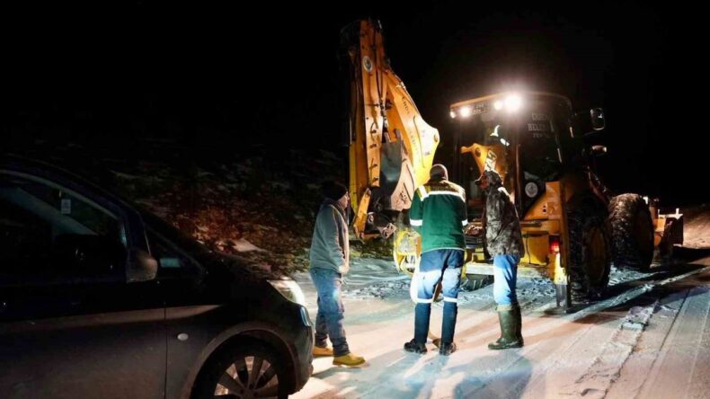 Karlı ve Buzlu Yolda Mahsur Kalan Araçlar Kurtarıldı