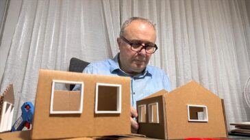 Kartondan Maket Yapımı: Arkadaşının Oğluna Yardım Ederek Başlayan Tutku