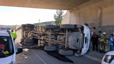 Arsuz’da Hafriyat Kamyonu Devrildi