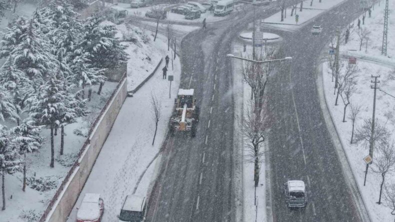 Büyükşehir’den Kar Yağışı Sonrası Arterlere Anında Müdahale