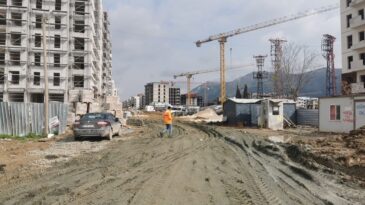 Çekmece Caddesi’nde Çocuklar Çamura Bata Çıka Okula Gidiyor