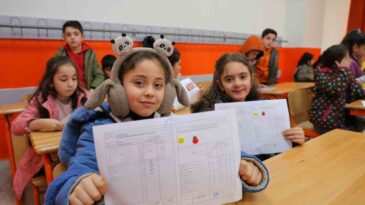 Deprem Bölgesindeki Haydar Aliyev İlkokulu’nda Karne Heyecanı