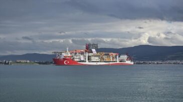 Derin Deniz Sondaj Gemisi ‘Yıldırım’ Çanakkale Boğazı’ndan Geçti