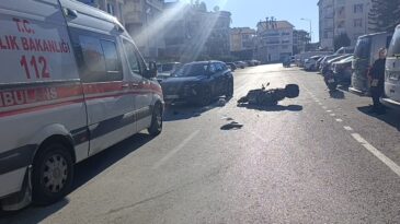 Devrilen Motosiklet, Sürüklenerek Otomobile Çarptı