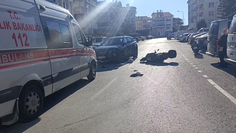 Devrilen Motosiklet, Sürüklenerek Otomobile Çarptı