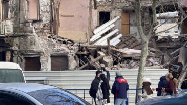 Edremit’te Sert Rüzgar Tarihi Binada Ciddi Hasara Neden Oldu