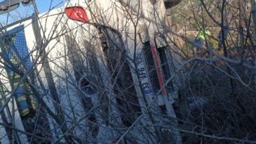 Feke’de Devrilen Tırın Sürücüsü Yaralandı