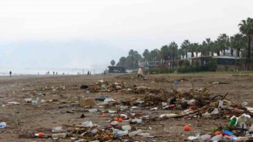 Fırtına Sonrası Sahilde Çöp Temizliği