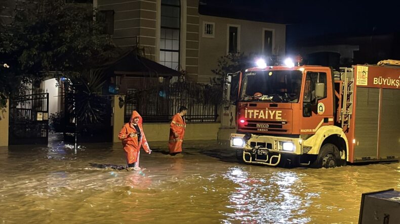 Antalya’da Fırtına ve Hortum Zarar Verdi