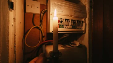 Defne Harbiye’de Süren Elektrik Kesintileri Tepki Çekiyor