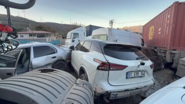 Hatay’da Buzlanma Nedeniyle 11 Araçlı Zincirleme Kaza