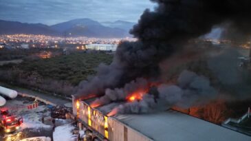 Hatay’da Lastik Deposunda Yangın Kontrol Altına Alındı