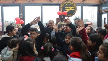 Hatay’ın Çilem Ablası, Depremzede Çocukların Yüzünü Güldürdü