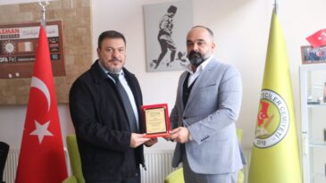 İYİ Parti Antakya’dan HGC Başkanı Nihat Mazmanoğlu’na Plaket