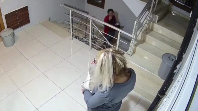 Kadın Hırsızlar Beğendikleri Ayakkabıları Böyle Çaldı