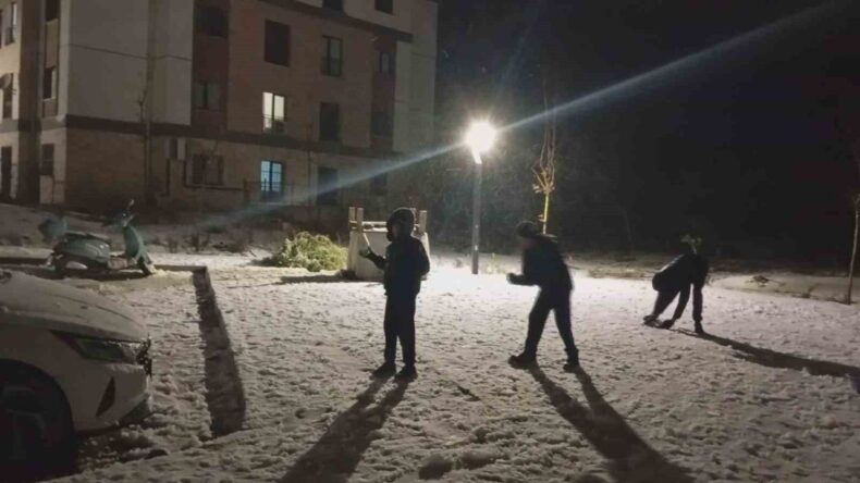 Karla Kaplı Yolda Araçlar Zorlanıyor, Eğlence Sokaklarda