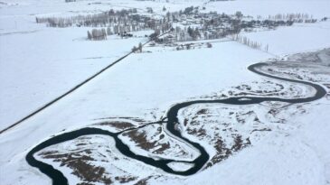 Kars’ta Beyaza Bürüyen Köy ve Menderesler Dronla Görüntülendi