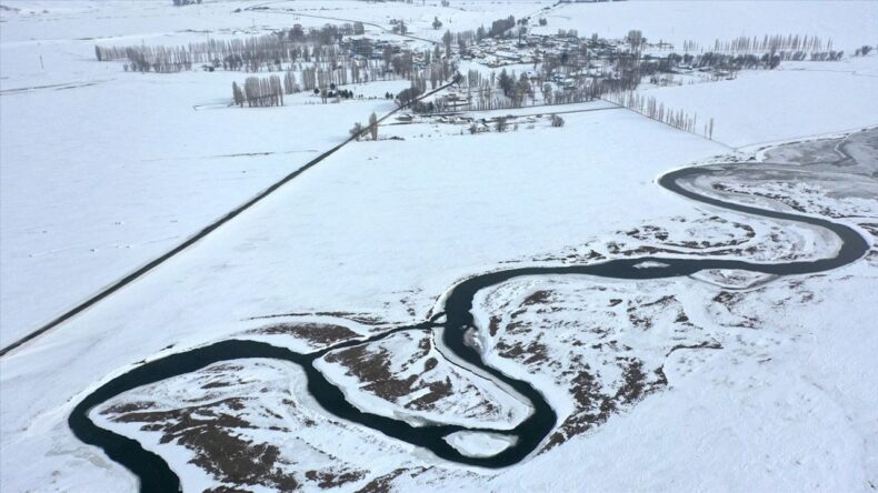 Kars’ta Beyaza Bürüyen Köy ve Menderesler Dronla Görüntülendi