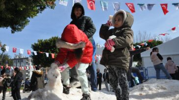 Mersin’de Çocuklar Toros Dağları’ndan Getirilen Karla Eğlendi