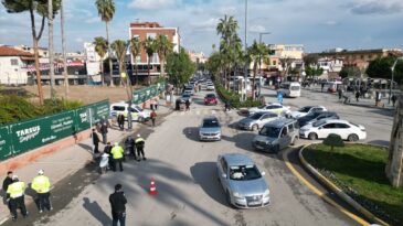 Mersin’de Kucağında Köpekle Otomobil Kullanan Sürücü Uyarıldı