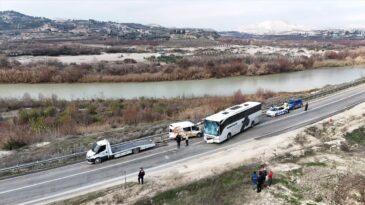Mersin’de Minibüs ile Yolcu Otobüsünün Çarpışması: 2 Yaralı