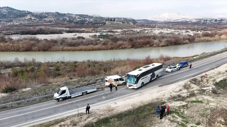 Mersin’de Minibüs ile Yolcu Otobüsünün Çarpışması: 2 Yaralı