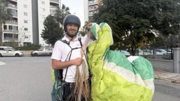 Mersin’de Paraşütçü, Orman İşçilerinin Çay Daveti Üzerine Kırsal Alana İniş Yaptı