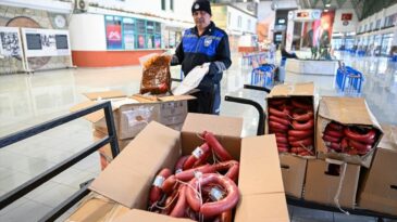 Mersin’de Yolcu Otobüslerinde 300 Kilogram Sucuk ve 2 Koli Çiğköfteye El Konuldu