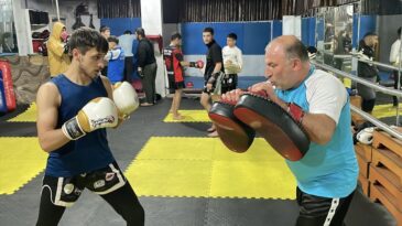 Milli Antrenör, Muay Thai ve Kickboks ile Şampiyon Sporcular Yetiştiriyor