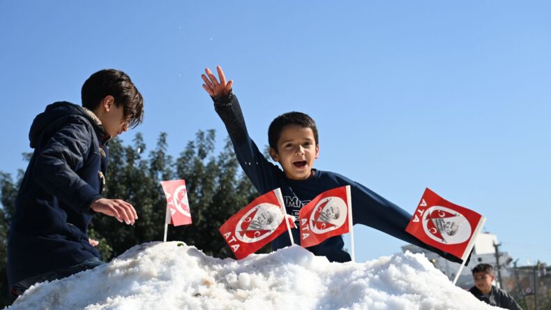 Osmaniye’de Öğrenciler Kamyonlarla Getirilen Karla Eğlendi