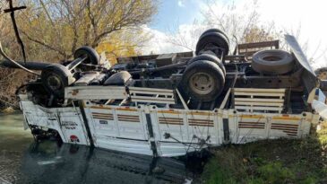 Osmaniye’de Turp Yüklü Kamyon Dereye Devrildi