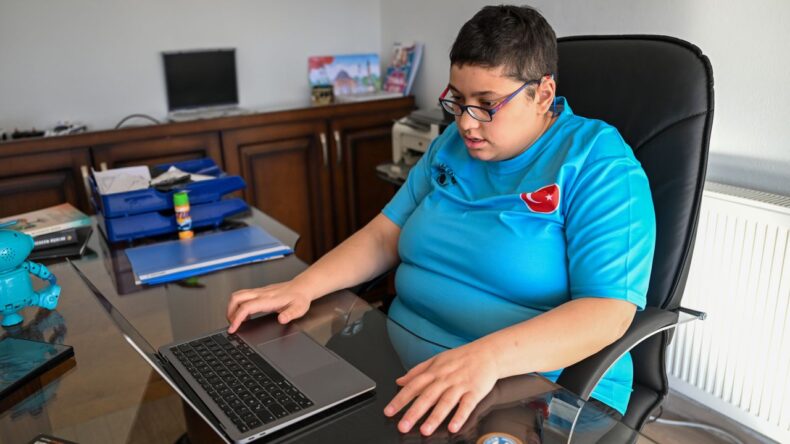 Otizmli ve İşitme Engelli Yüzücü İlayda, Yılın Kareleri Oylamasına Katıldı