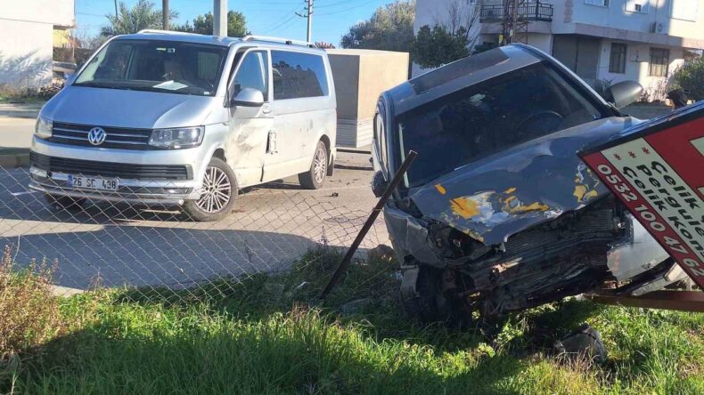 Serik’te Otomobil ile Minibüs Çarpıştı: 1 Yaralı