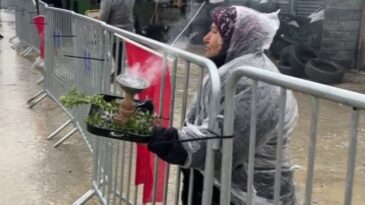 Slogan Atarken Kendini Yakan Kadın: ‘Abla Yanıyorsun’ Uyarısına Dikkat Etmedi