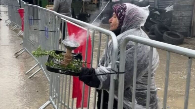 Slogan Atarken Kendini Yakan Kadın: ‘Abla Yanıyorsun’ Uyarısına Dikkat Etmedi