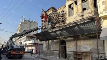 Tarihi Bina Çatısında Çökme: Ekipler Önlem Aldı