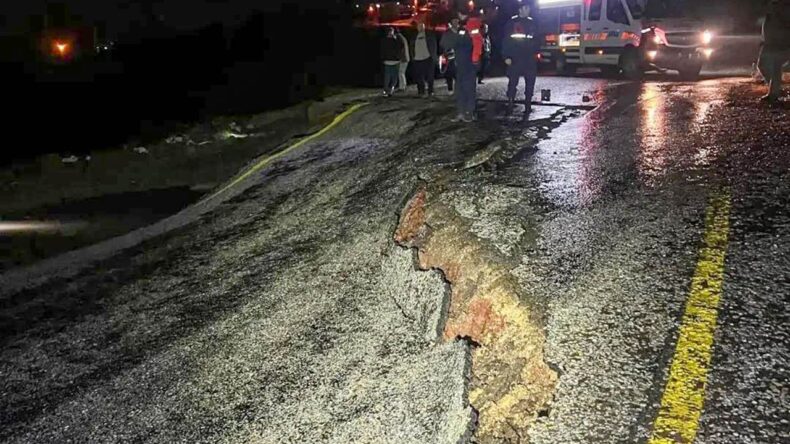 Uşak’ta Yağış Nedeniyle Yol Çöktü