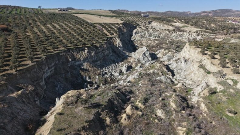 Hatay’da Sessiz Tehlike: 400 Metrelik Fay Yarığı Genişliyor
