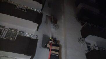 5 Katlı Binada Korkutan Yangın: 2 Kişi Dumandan Etkilendi