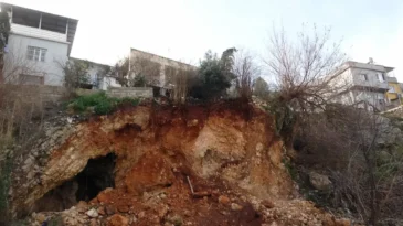 Yağmur Heyelana Neden Oldu, Mağara Ortaya Çıktı!