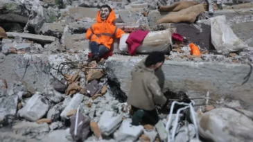 Enkaz Altındaki Kızının Elini Bırakmayan Babanın Acısı Minyatüre Taşındı