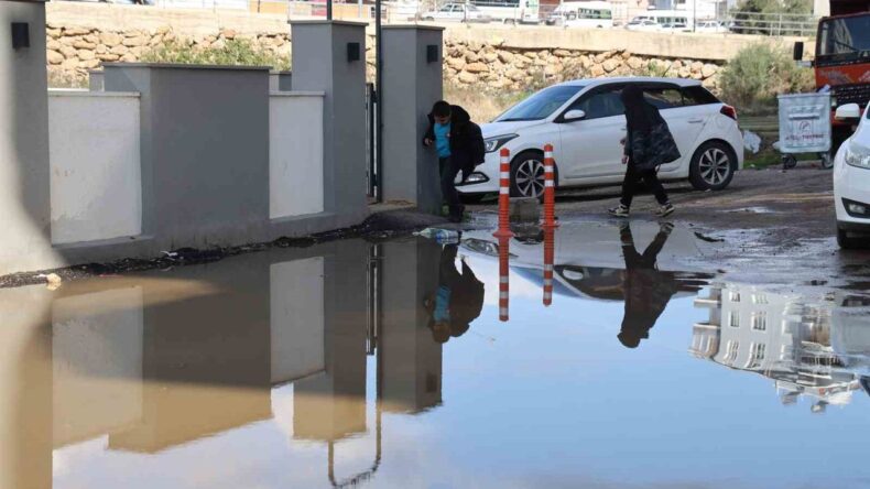 Adana’da Lağım Suları Sokakları Bastı, Çocuklar Tehlikede